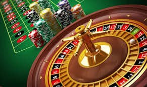 Pengguna membaca syarat bonus di ponsel